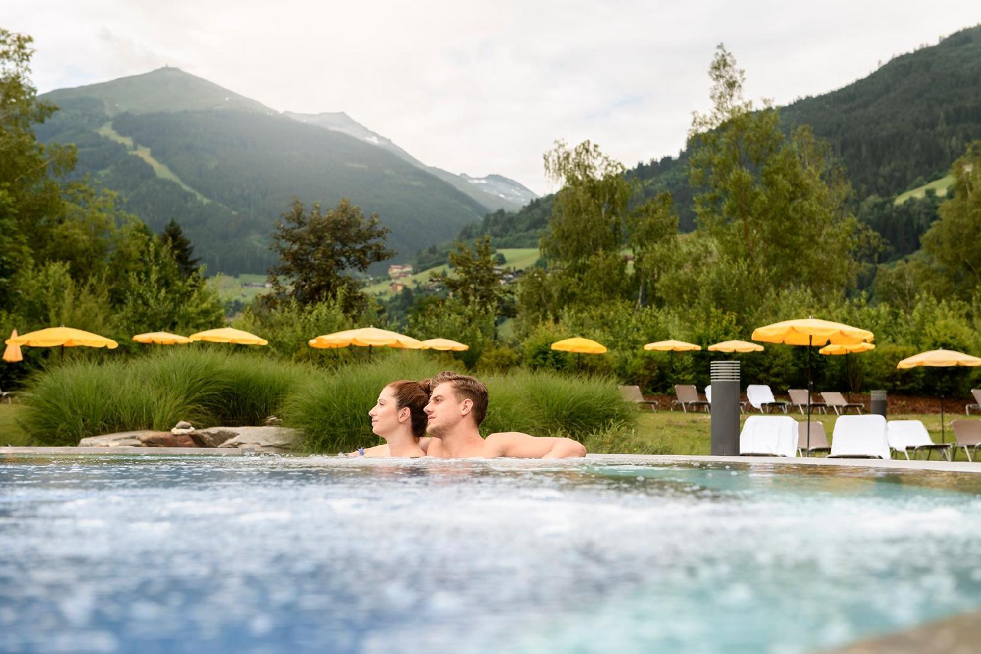 Aktiv- & Gesundheitsresort Das Gxund - Thermeneintritt Inklusive バート・ホーフガシュタイン エクステリア 写真